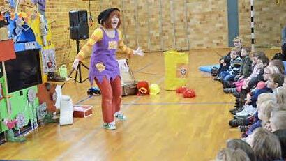 Fremdsprachen lernen ist wichtig, machte die Hexe Hukla den Reitscher Grundschülern klar.  Foto: Karl-Heinz Hofmann