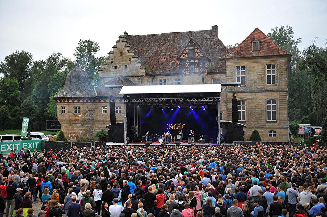Schloss Eyrichshof: Gewitterschauer drüben die Stimmung bei den Sportfreunden Stiller