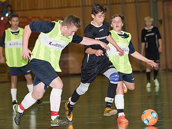 Im Endspiel der C-Junioren setzte sich die SG Steinberg (schwarzes Trikots) gegen die SG Mitwitz mit 2:0 durch. Heinrich Weiß