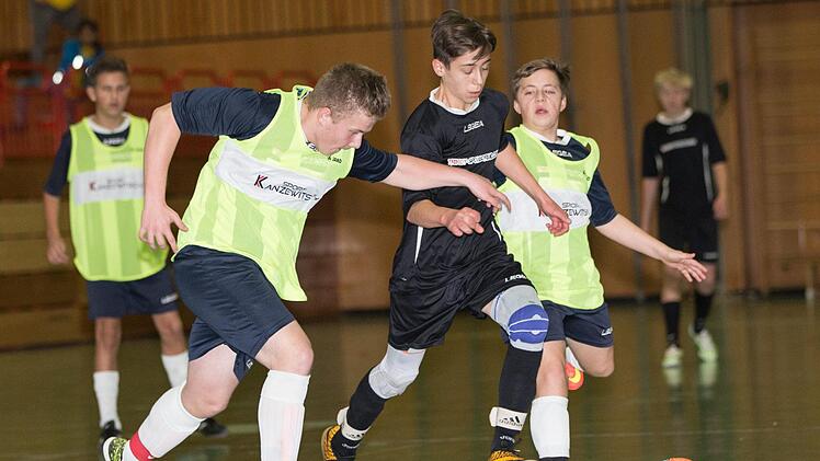 Im Endspiel der C-Junioren setzte sich die SG Steinberg (schwarzes Trikots) gegen die SG Mitwitz mit 2:0 durch. Heinrich Weiß