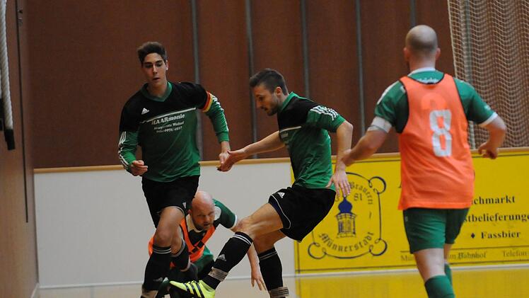 Nach der Vorrunde Endstation war für die Teams der SpVgg Haard und der DJK Weichtungen (mit Leibchen).ssp