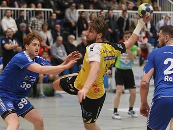 Der schwedische Spielmacher Tobias Varvne - beim Wurf gegen Lukas Stutzke (links) und Nuno Rebelo (rechts) - hielt seine Coburger mit drei Treffern Mitte der ersten Halbzeit im Spiel.  Fotos: Iris Bilek