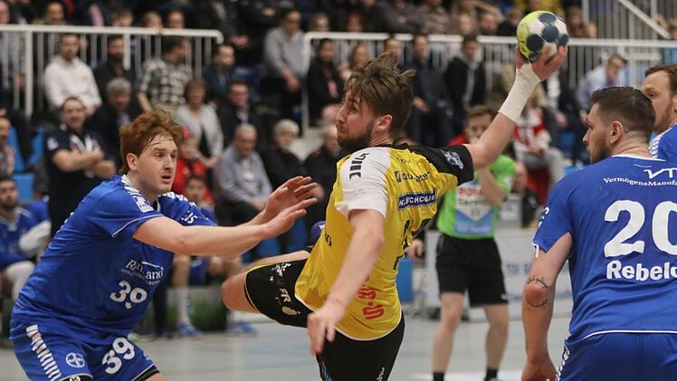Der schwedische Spielmacher Tobias Varvne - beim Wurf gegen Lukas Stutzke (links) und Nuno Rebelo (rechts) - hielt seine Coburger mit drei Treffern Mitte der ersten Halbzeit im Spiel.  Fotos: Iris Bilek