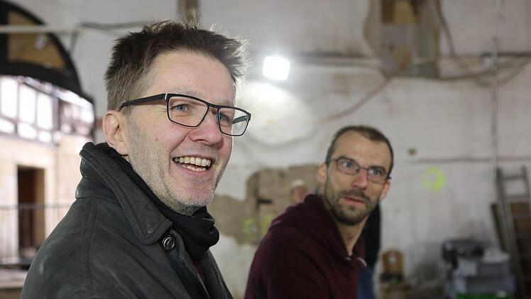 Claus Vetterling und Gunnar Gründer von der Grabungsfirma Reve  Foto: Barbara Herbst