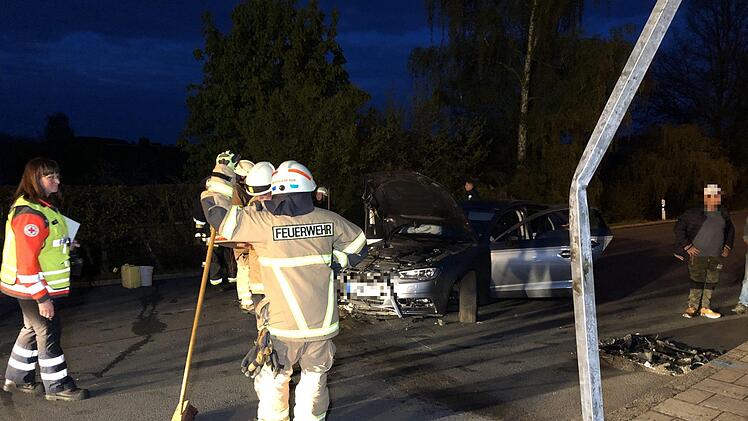 Im oberfr&auml;nkischen Hof ist ein Auto gegen eine Stra&szlig;enlaterne gekracht. Der Aufprall war offenbar so heftig, dass ein Rettungshubschrauber angefordert werden musste. Foto: Fricke/News 5