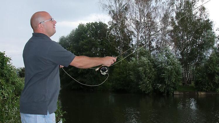 Michael Grimm beim Fliegenfischen: Am liebsten ist er am frühen Morgen allein an Fluss oder See, um in die Stille zu lauschen und eins zu sein mit der Natur.Matthias Einwag