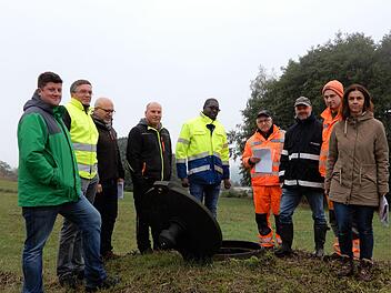 Bei der Besichtigung der Quellen in Platz, v.l.n.r.: Bürgermeister Alexander Schneider, Hartmut Holzheimer (WWA), Alois Dorn (VG), Holger Knauer (Gemeinderat), Dr. H. Ould Baba (WWA), Werner Schneider (Gemeindearbeiter), Matthias Kleinhenz (Gesundheitsamt), Fabian Koch (Gemeindearbeiter) und  Heike Kraus (BaurConsult). Foto: Theresa Kohl