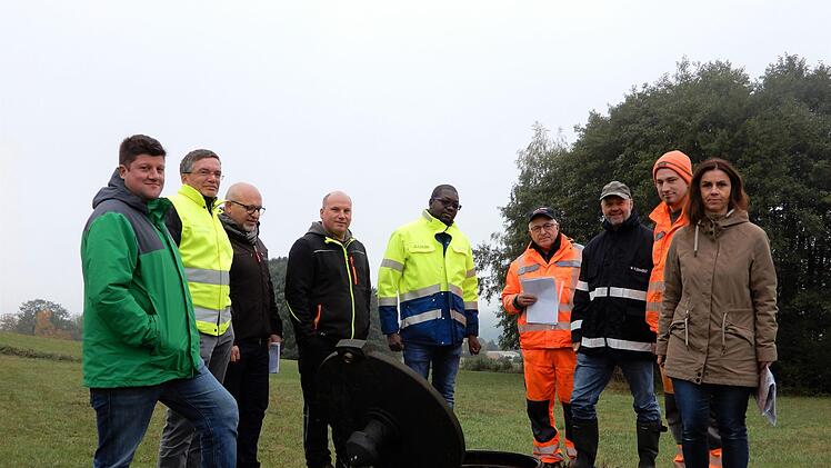 Bei der Besichtigung der Quellen in Platz, v.l.n.r.: Bürgermeister Alexander Schneider, Hartmut Holzheimer (WWA), Alois Dorn (VG), Holger Knauer (Gemeinderat), Dr. H. Ould Baba (WWA), Werner Schneider (Gemeindearbeiter), Matthias Kleinhenz (Gesundheitsamt), Fabian Koch (Gemeindearbeiter) und  Heike Kraus (BaurConsult). Foto: Theresa Kohl