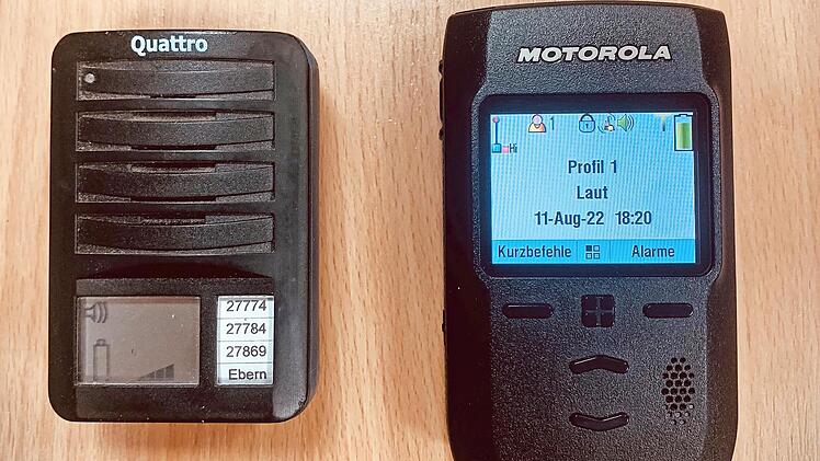 Vergangenheit trifft Zukunft: Links im Bild, ein analoger Funkmelder der alten Generation. Rechts sein digitaler Nachfolger, wie er bei den Feuerwehren im Landkreis Ha&szlig;berge eingef&uuml;hrt wird.