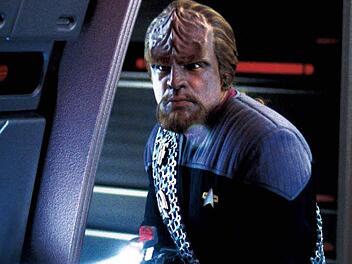 Lt. Commander Worf (hier im Film "Nemesis") ist sicher der bekannteste Klingone. Auf jeden Fall ist er der erste Klingone, der Karriere in der Sternenflotte gemacht hat. Foto: imago