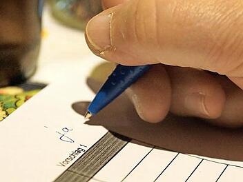 Ein Obereschenbacher stimmt dem vorgelegten Listen-Vorschlag für die Kommunalwahl zu. Foto: Arkadius Guzy