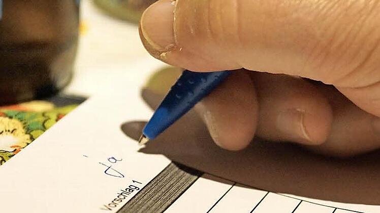 Ein Obereschenbacher stimmt dem vorgelegten Listen-Vorschlag für die Kommunalwahl zu. Foto: Arkadius Guzy