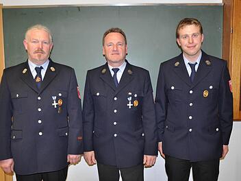 Der wiedergewählte Kommandant der Mottener Feuerwehr, Andreas Möller, sowie der neue Vorsitzende Rudi Will und dessen neuer Stellvertreter Fabian Schneider wünschen sich ein unfall- und einsatzfreies Feuerwehrjahr. Foto: Petra Heurich