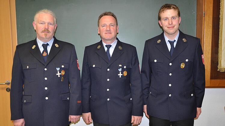 Der wiedergewählte Kommandant der Mottener Feuerwehr, Andreas Möller, sowie der neue Vorsitzende Rudi Will und dessen neuer Stellvertreter Fabian Schneider wünschen sich ein unfall- und einsatzfreies Feuerwehrjahr. Foto: Petra Heurich