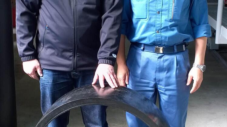 Ein Weber-Mitarbeiter demonstriert seinem japanischen Kollegen die Dimensionen des großen Rohrs.  Foto: privat