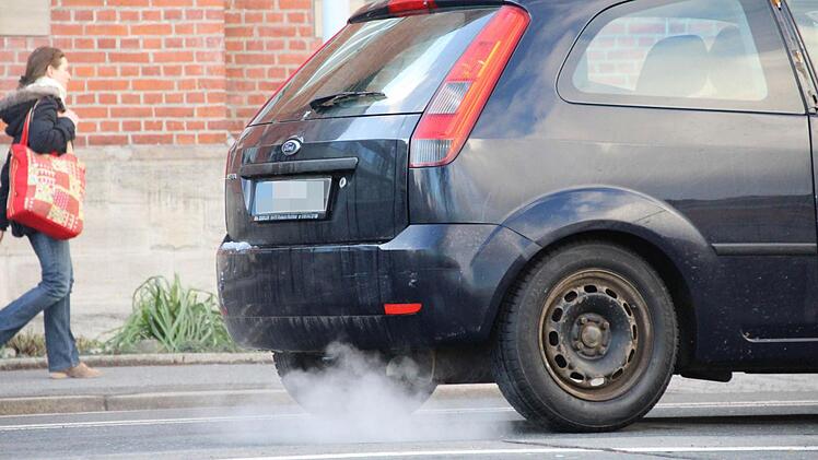 Feinstaub, Kohlenmonoxid und andere Schadstoffe finden sich zwar in der Coburger Luft, aber gesundheitsgefährdende Grenzwerte werden noch lange nicht erreicht, sagt das Landesamt für Umwelt. Foto: Simone Bastian