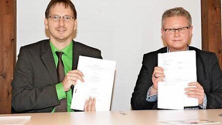 Bürgermeister Wolfram Thein (links) und Süc-Dacor-Geschäftsführer Uwe Meyer (rechts) unterzeichneten den Vertrag für den schnellen Internetausbau in der Marktgemeinde Maroldsweisach.   Foto: Schmidt