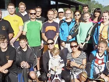 Beim Tennis-Gemeindecup des TSV Stockheim hatten Sophia Löffler und Larissa Bauer vom Obst- und Gartenbauverein (kniend von rechts) die Nase vorn. Mit im Bild Zweiter Vorsitzender Jörg Roth (hintere Reihe, Zweiter von rechts). Foto: Gerd Fleischmann