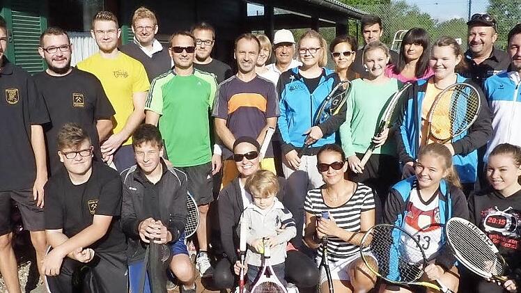 Beim Tennis-Gemeindecup des TSV Stockheim hatten Sophia Löffler und Larissa Bauer vom Obst- und Gartenbauverein (kniend von rechts) die Nase vorn. Mit im Bild Zweiter Vorsitzender Jörg Roth (hintere Reihe, Zweiter von rechts). Foto: Gerd Fleischmann