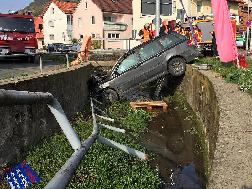 Auto landet im Bach