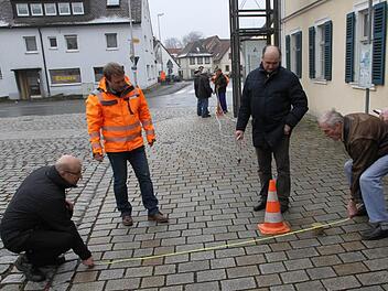 Die Feldgeschworenen verfeinern ihre Techniken bei einer Übung in Eggolsheim.  Fotos: Mathias Erlwein