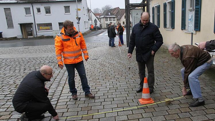 Die Feldgeschworenen verfeinern ihre Techniken bei einer Übung in Eggolsheim.  Fotos: Mathias Erlwein
