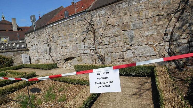 Im Kräutergarten soll Absperrband Besucher von der Mauer fernhalten.Foto: Walter Hanslok