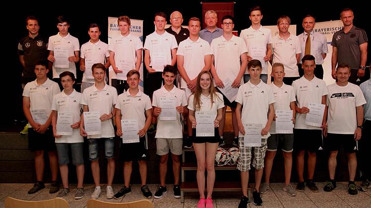 Die frisch gebackenen "DFB-Junior-Coaches" mit Christian Wück (hintere Reihe rechts) und Michael Kotterba (vordere Reihe rechts).