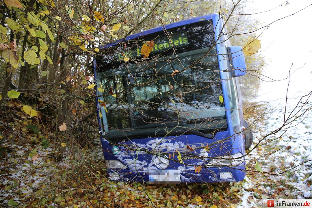 Schulbusunglück bei erstem Schnee – Bus rutscht 300 Meter den Hang hinab – Kinder zum Glück keine im Bus