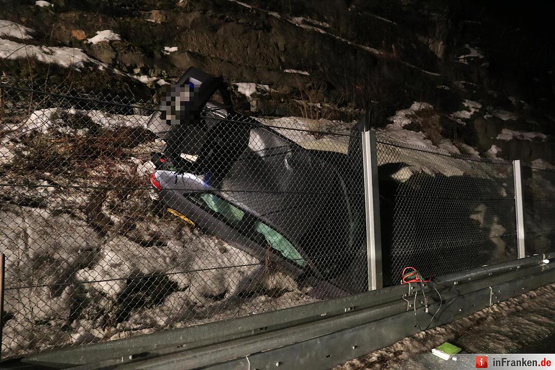Audi A3 zwischen Fels und Steinfangzaun eingeklemmt - Beide Insassen nur leicht verletzt