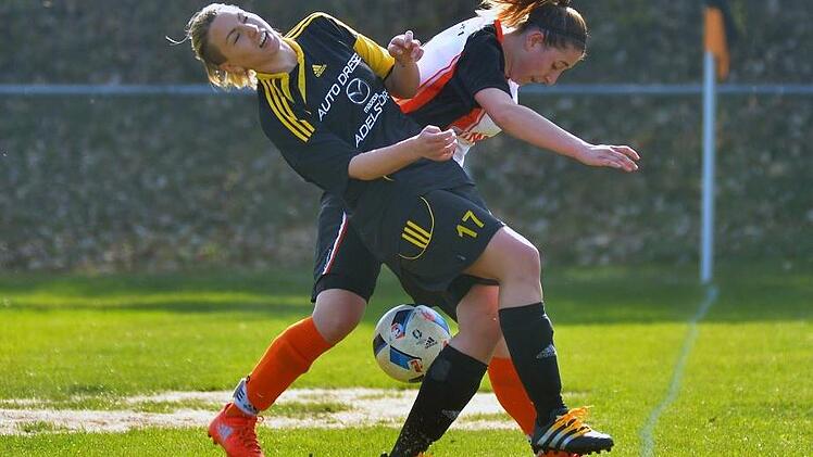 Die Adelsdorferinnen um Nicole Mönius (schwarzes Trikot) gerieten im Derby bei den Gremsdorfer "Bixn" in Rückstand, drehten die Partie aber noch vor der Pause zu ihren Gunsten. Foto: Picturedreams