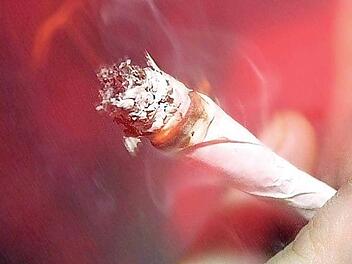 Eine psychische Abhängigkeit von Betäubungsmitteln wie zum Beispiel dem in Marihuana enthaltenen Wirkstoff THC (Tetrahydrocannabinol), war bei dem verurteilten Knetzgauer für das Gericht ersichtlich, er bekommt eine Therapiemöglichkeit. Das Bild ist ein Symbolfoto und zeigt einen Kannabis-Konsumenten mit einem Joint. Foto: Torsten Leukert/dpa