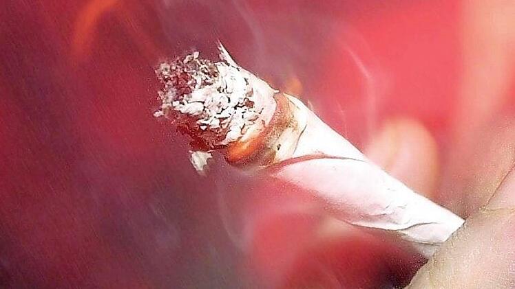 Eine psychische Abhängigkeit von Betäubungsmitteln wie zum Beispiel dem in Marihuana enthaltenen Wirkstoff THC (Tetrahydrocannabinol), war bei dem verurteilten Knetzgauer für das Gericht ersichtlich, er bekommt eine Therapiemöglichkeit. Das Bild ist ein Symbolfoto und zeigt einen Kannabis-Konsumenten mit einem Joint. Foto: Torsten Leukert/dpa