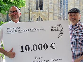 Dekan Roland Huth und der Vorsitzende des Fördervereins bei der Übergabe der Spende Foto: Martin Koch