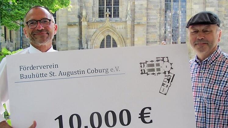 Dekan Roland Huth und der Vorsitzende des Fördervereins bei der Übergabe der Spende Foto: Martin Koch