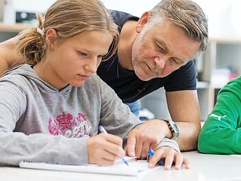 Berührungen von Schülern gehören zum Alltag eines Lehrers. Doch wie viel Nähe ist erlaubt? Symbolfoto: dpa