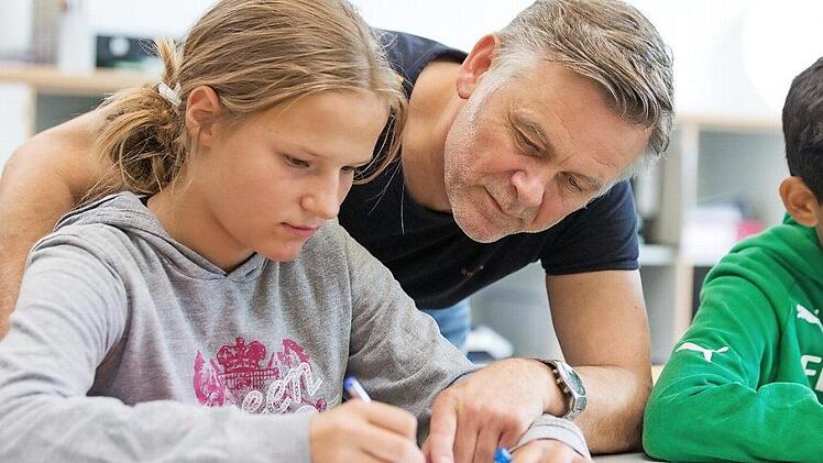 Berührungen von Schülern gehören zum Alltag eines Lehrers. Doch wie viel Nähe ist erlaubt? Symbolfoto: dpa