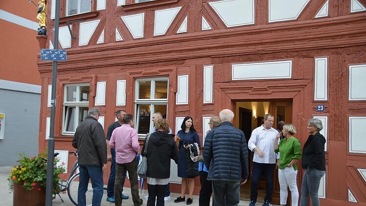 Auch vor dem Töpfla hatten sich die Gäste versammelt.Foto: Elias Pfann