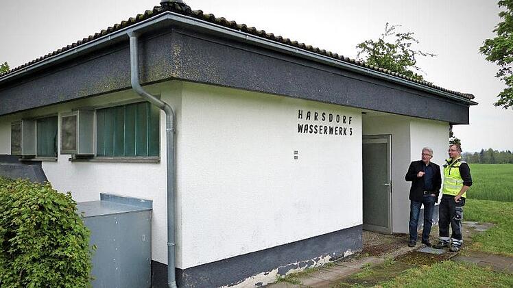Im Hochbehälter Oberlaitsch sollen die Erneuerungen im Bereich des Pumpwerkes, der Schieberkammer und der Steuerung möglichst zügig veranlasst werden. Unser Bild zeigt Bürgermeister Günther Hübner mit Wasserwart Andreas Stein am Hochbehälter in Oberlaitsch.  Foto: Werner Reißaus