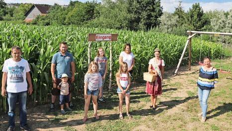 Vergangenen Samstag eröffnete das Maislabyrinth "Ein Korb im Mais" nahe der Autobahnausfahrt Lichtenfels Nord im Stadtteil Kösten. Im Bild (von links) Marco Wagner, Daniel Ultsch mit Sohn Lukas, Emilia, Leonie, Luisa und Silke, Korbstadtkönigin Alicia I. und Elke Frech.  Foto: Rainer Glissnik