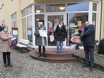 Die  Unterlagen für einen Malwettbewerb und Schoko-Nikoläuse nahm  die Kindergartenleiterin Katja Kleinhenz (Mitte) nur zu gern entgegen. Unser Bild zeigt weiter (von links)  Anja Binder, Susanne Grimm und Bürgermeister Armin Warmuth. Winfried Ehling