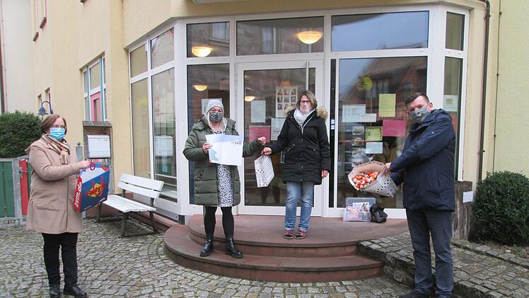 Die  Unterlagen für einen Malwettbewerb und Schoko-Nikoläuse nahm  die Kindergartenleiterin Katja Kleinhenz (Mitte) nur zu gern entgegen. Unser Bild zeigt weiter (von links)  Anja Binder, Susanne Grimm und Bürgermeister Armin Warmuth. Winfried Ehling