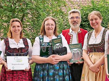 Bei der Buchvorstellung erschienen viele in Tracht: (v. l.) Leutenbachs Bürgermeister Florian Kraft, ILE-Managerin Corinna Brauer, stellvertretende Landrätin Barbara Poneleit, Roland Rosenbauer, Dagmar Rosenbauer und Lisa Badum (MdB).