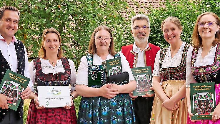 Bei der Buchvorstellung erschienen viele in Tracht: (v. l.) Leutenbachs Bürgermeister Florian Kraft, ILE-Managerin Corinna Brauer, stellvertretende Landrätin Barbara Poneleit, Roland Rosenbauer, Dagmar Rosenbauer und Lisa Badum (MdB).