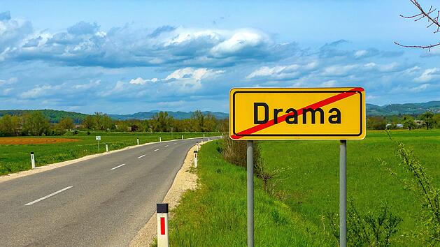 Slowenien Drama Ortsende Ortsschild durchgestrichen &Scaron;entjernej Sentjernej Dolenjska Unterkrain JugovzhodnaSlovenija Landstra&szlig;e Dorf Verkehrsschild Tempolimit Geschwindigkeitswechsel Verkehrsregeln Autourlaub Europa Roadtrip Bu&szlig;geld Ausland Kontrolle Blitzer Polizei Kamerakontrolle Transit digitaleVignette Vignette Maut Kennzeichen Reiseplanung Navi Routenplanung Autofahren Urlaub DolenjaGomila Otok l&auml;ndlich Schilder beachten