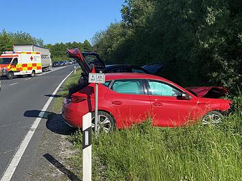 Frontalcrash auf B303 im Kreis Coburg: Zwei Verletzte, zwei Autos Schrott
