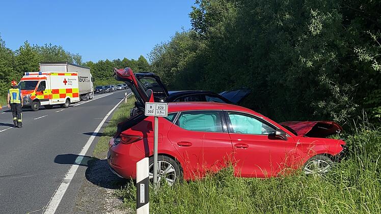 Frontalcrash auf B303 im Kreis Coburg: Zwei Verletzte, zwei Autos Schrott