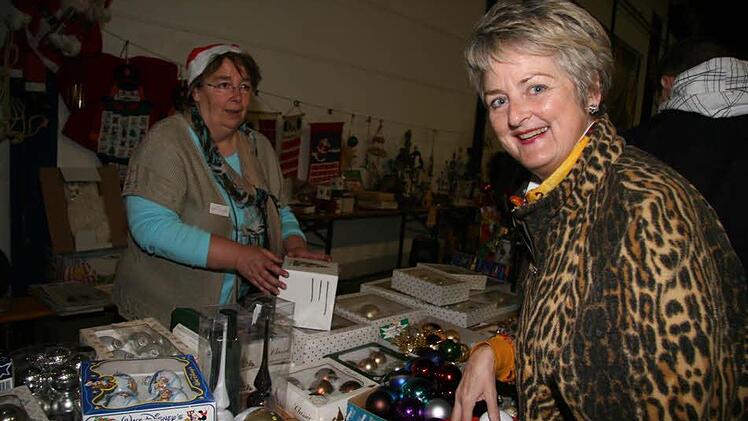 Roswitha Braun hat am Stand von Petra Schardt gleich mehrere Kartons Glaskugeln gefunden - antike Stücke, die es eigentlich schon gar nicht mehr gibt.