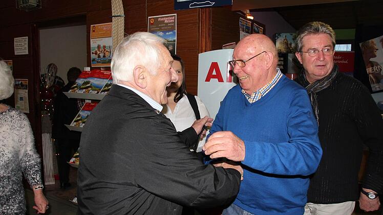 Senior-Chef Richard Wichler begrüßt seinen "alten Weggefährten".