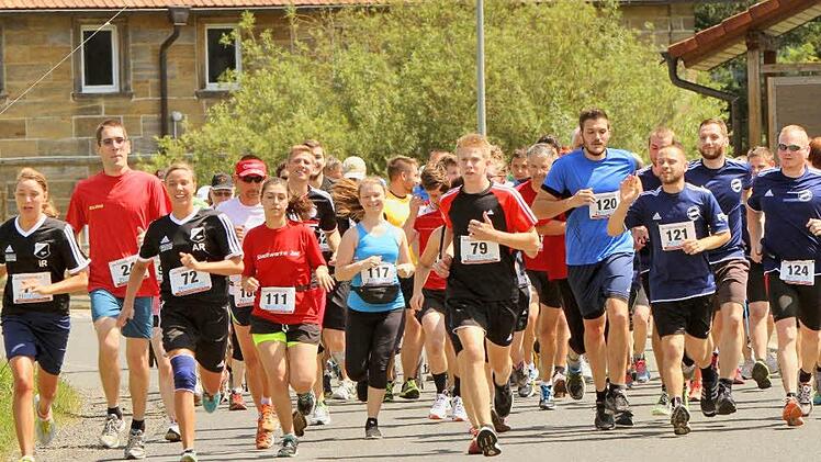 Viele Hobbyläufer gingen am Samstag auf die 5,7 km lange Strecke. Fotos: Günther Geiling
